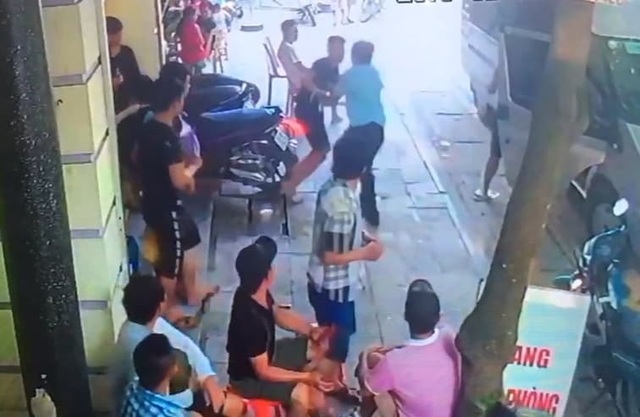 Nhóm côn đồ xông vào nhà nghỉ chém tới tấp chủ nhà - 1 Nhóm côn đồ xông vào nhà nghỉ chém tới tấp chủ nhà - 1