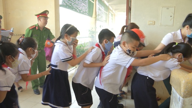 Dạy học sinh tiểu học kỹ năng thoát hiểm khỏi hỏa hoạn - 2 Dạy học sinh tiểu học kỹ năng thoát hiểm khỏi hỏa hoạn - 2