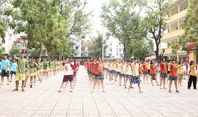 Cuộc chiến bóng nước dịp chia tay của teen cuối cấp THPT Yên Hòa - 2 Cuộc chiến bóng nước dịp chia tay của teen cuối cấp THPT Yên Hòa - 2