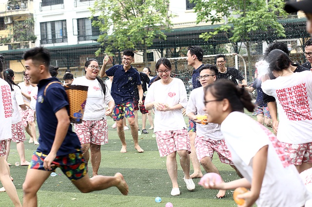 Cuộc chiến bóng nước dịp chia tay của teen cuối cấp THPT Yên Hòa - 4 Cuộc chiến bóng nước dịp chia tay của teen cuối cấp THPT Yên Hòa - 4