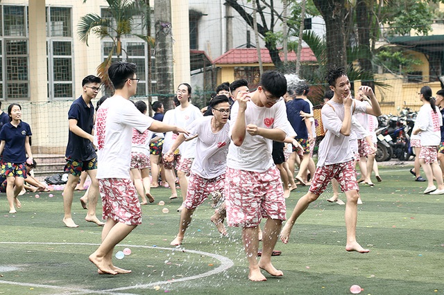 Cuộc chiến bóng nước dịp chia tay của teen cuối cấp THPT Yên Hòa - 5 Cuộc chiến bóng nước dịp chia tay của teen cuối cấp THPT Yên Hòa - 5