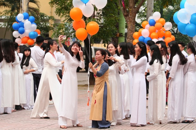 Những khoảnh khắc khó quên trong lễ chào cờ cuối cùng của học sinh khối 12 Yên Hoà - 7 Những khoảnh khắc khó quên trong lễ chào cờ cuối cùng của học sinh khối 12 Yên Hoà - 7