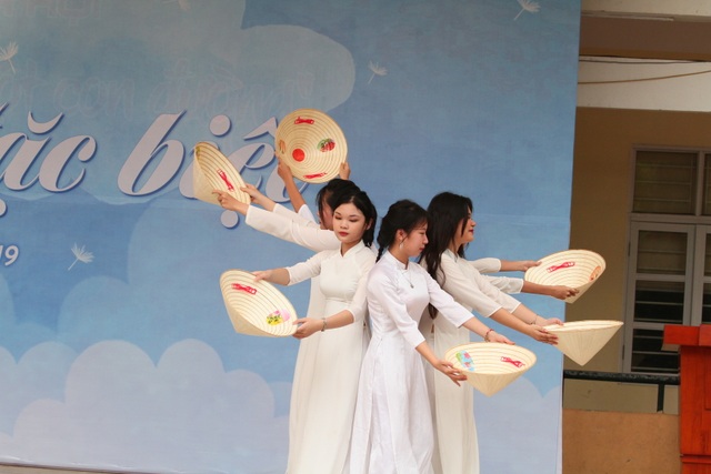 Những khoảnh khắc khó quên trong lễ chào cờ cuối cùng của học sinh khối 12 Yên Hoà - 4 Những khoảnh khắc khó quên trong lễ chào cờ cuối cùng của học sinh khối 12 Yên Hoà - 4