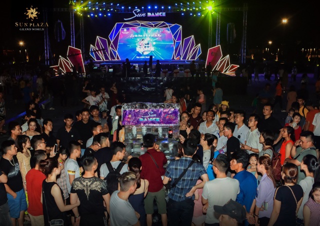 Bích Phương và bikini show “bỏ bùa” khán giả Hạ Long tại Sun Dance Festival - 3 Bích Phương và bikini show “bỏ bùa” khán giả Hạ Long tại Sun Dance Festival - 3