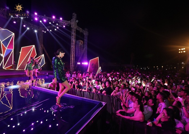 Bích Phương và bikini show “bỏ bùa” khán giả Hạ Long tại Sun Dance Festival - 8 Bích Phương và bikini show “bỏ bùa” khán giả Hạ Long tại Sun Dance Festival - 8