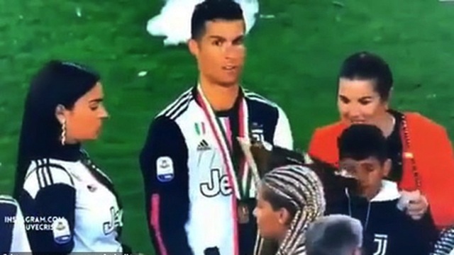 C.Ronaldo sơ ý đập cúp vô địch vào mặt con trai cưng