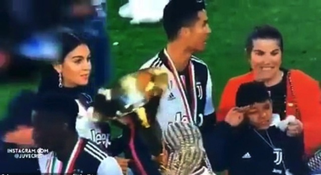 C.Ronaldo sơ ý đập cúp vô địch vào mặt con trai cưng - Ảnh minh hoạ 2