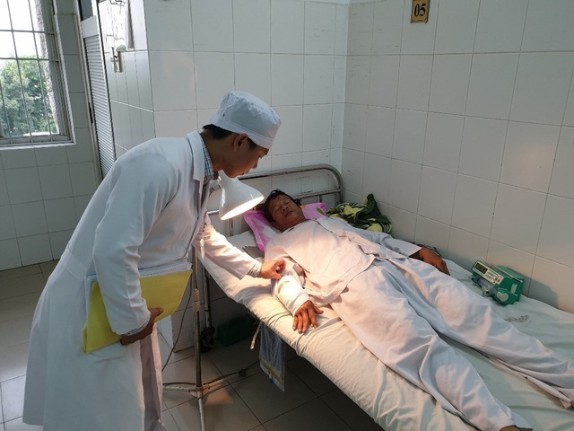 Cần Thơ: Lần đầu tiên nối mạch máu vi phẫu không cần kim khâu - 1 Cần Thơ: Lần đầu tiên nối mạch máu vi phẫu không cần kim khâu - 1