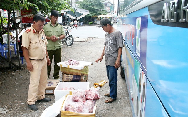 Mở túi nilon chứa 600kg thực phẩm trên xe khách… bốc mùi hôi thối, ruồi bu kín - 1 Mở túi nilon chứa 600kg thực phẩm trên xe khách… bốc mùi hôi thối, ruồi bu kín - 1