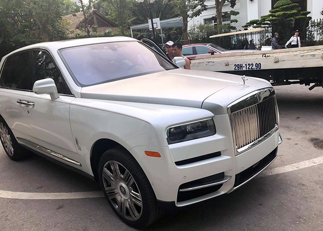 Siêu xe Rolls-Royce Cullinan đột ngột xuất hiện tại Việt Nam - 4