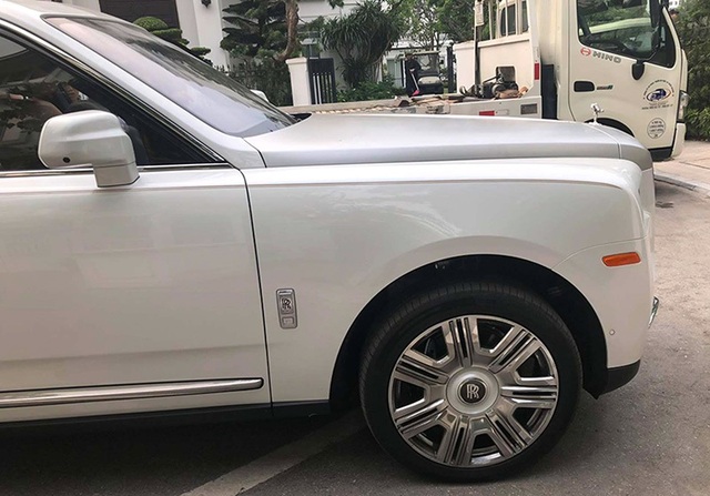 Siêu xe Rolls-Royce Cullinan đột ngột xuất hiện tại Việt Nam - 7