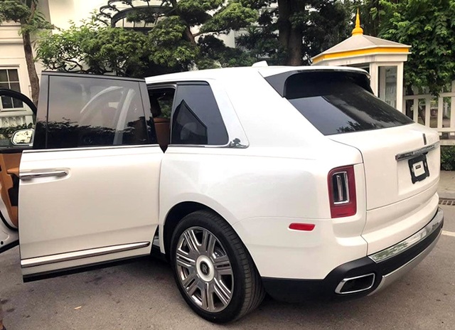 Siêu xe Rolls-Royce Cullinan đột ngột xuất hiện tại Việt Nam - 6