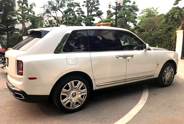 Siêu xe Rolls-Royce Cullinan đột ngột xuất hiện tại  Việt Nam - 5