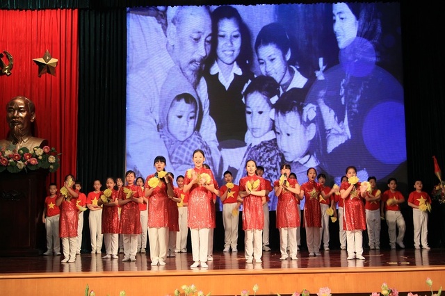 Hà Nội: Tuyên dương 89 giáo viên và 129 học sinh tiêu biểu quận Hoàn Kiếm - 1 Hà Nội: Tuyên dương 89 giáo viên và 129 học sinh tiêu biểu quận Hoàn Kiếm - 1