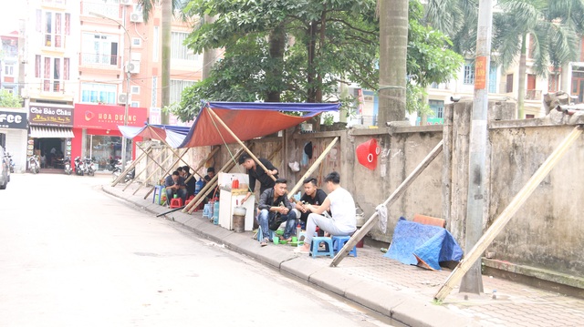 Liều mình ngồi bán hàng dưới bức tường “tử thần” ở Hà Nội - 4 Liều mình ngồi bán hàng dưới bức tường “tử thần” ở Hà Nội - 4