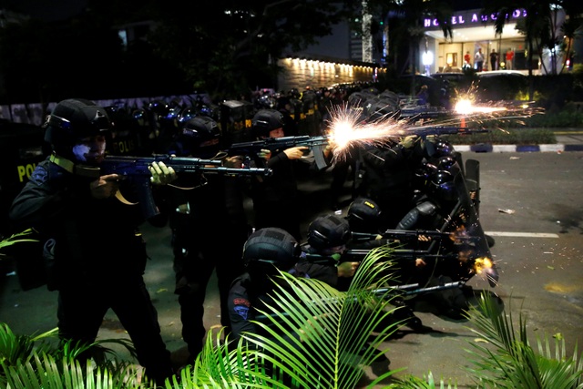 Bùng phát biểu tình phản đối kết quả bầu cử tại Indonesia, 20 người bị bắt - 11