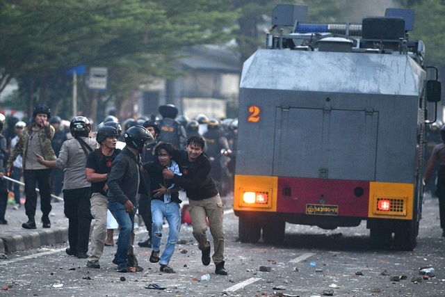 Bùng phát biểu tình phản đối kết quả bầu cử tại Indonesia, 20 người bị bắt - 7