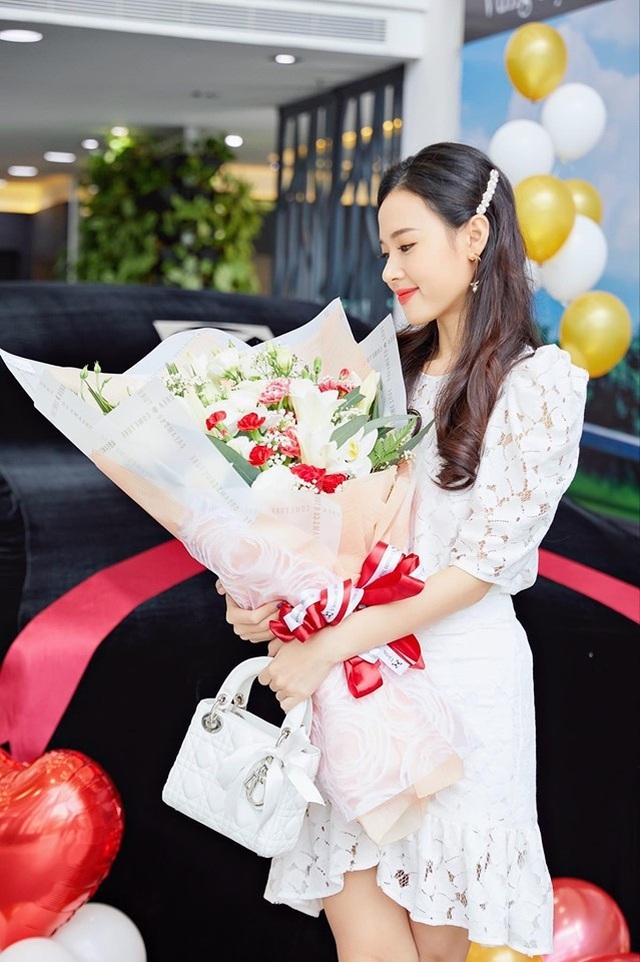 Midu gây bất ngờ khi tậu thêm xe tiền tỷ ở tuổi 30 - 1 Midu gây bất ngờ khi tậu thêm xe tiền tỷ ở tuổi 30 - 1