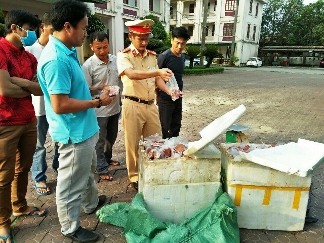 Phát hiện hàng trăm kg nội tạng và thịt lợn không rõ nguồn gốc trên xe khách - 4 Phát hiện hàng trăm kg nội tạng và thịt lợn không rõ nguồn gốc trên xe khách - 4