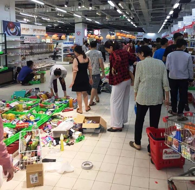 Nhân viên Auchan “ngán ngẩm” nhìn khách bóc bánh kẹo, nước ngọt ăn uống tại chỗ - 5