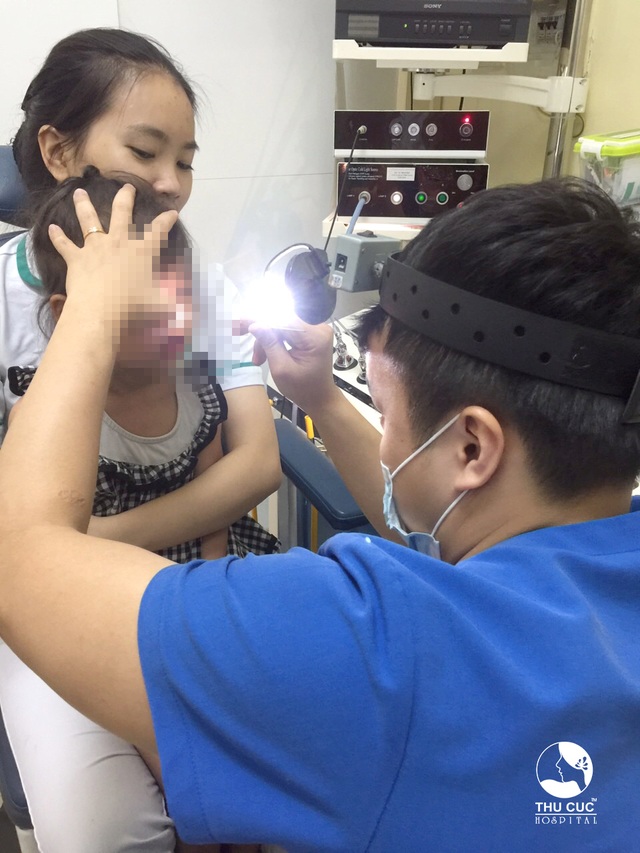 Bệnh viện Thu Cúc: Gắp dị vật cúc áo trong hốc mũi bé gái 4 tuổi - 2 Bệnh viện Thu Cúc: Gắp dị vật cúc áo trong hốc mũi bé gái 4 tuổi - 2