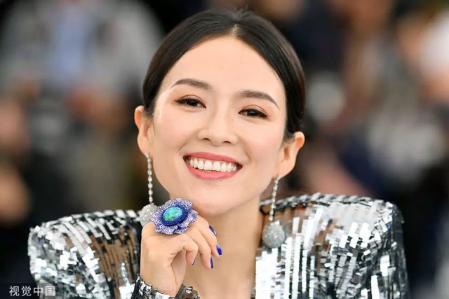 Thần thái đỉnh cao, Chương Tử Di tiếp tục tỏa sáng tại Cannes - 2 Thần thái đỉnh cao, Chương Tử Di tiếp tục tỏa sáng tại Cannes - 2
