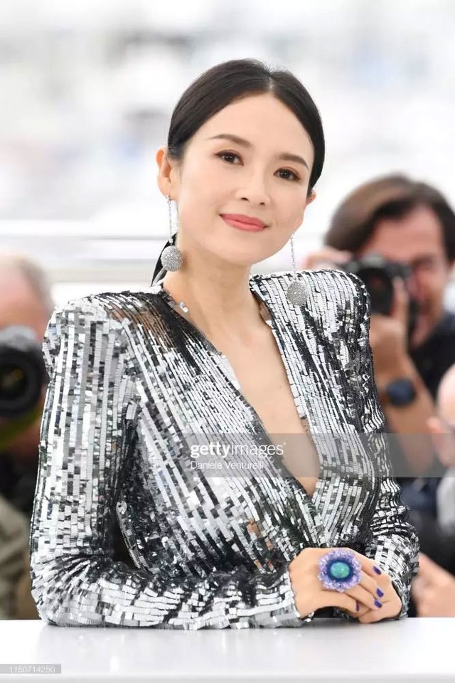 Thần thái đỉnh cao, Chương Tử Di tiếp tục tỏa sáng tại Cannes - 10 Thần thái đỉnh cao, Chương Tử Di tiếp tục tỏa sáng tại Cannes - 10