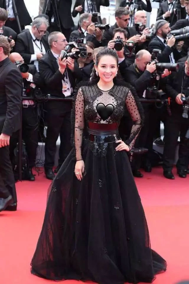 Thần thái đỉnh cao, Chương Tử Di tiếp tục tỏa sáng tại Cannes - 23 Thần thái đỉnh cao, Chương Tử Di tiếp tục tỏa sáng tại Cannes - 23
