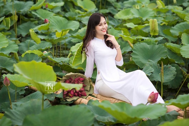 Hoa khôi Imiss Thăng Long đằm thắm giữa hồ sen đầu mùa - 4