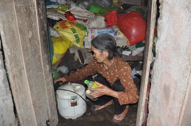Bạn đọc Dân trí giúp đỡ cụ bà tuổi 80 đi nhặt phế liệu nuôi cả nhà số tiền hơn 77 triệu đồng - 1 Bạn đọc Dân trí giúp đỡ cụ bà tuổi 80 đi nhặt phế liệu nuôi cả nhà số tiền hơn 77 triệu đồng - 1