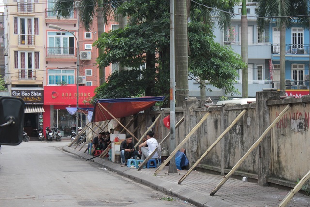 Liều mình ngồi bán hàng dưới bức tường “tử thần” ở Hà Nội - 6 Liều mình ngồi bán hàng dưới bức tường “tử thần” ở Hà Nội - 6