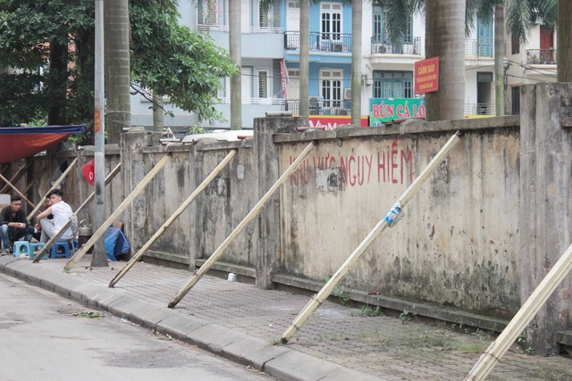 Liều mình ngồi bán hàng dưới bức tường “tử thần” ở Hà Nội - 1 Liều mình ngồi bán hàng dưới bức tường “tử thần” ở Hà Nội - 1