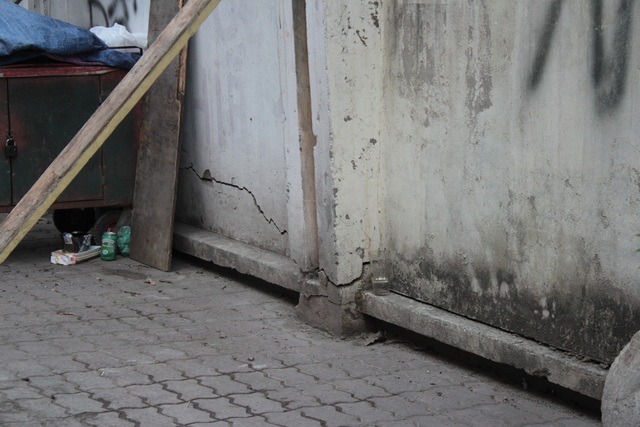 Liều mình ngồi bán hàng dưới bức tường “tử thần” ở Hà Nội - 12 Liều mình ngồi bán hàng dưới bức tường “tử thần” ở Hà Nội - 12