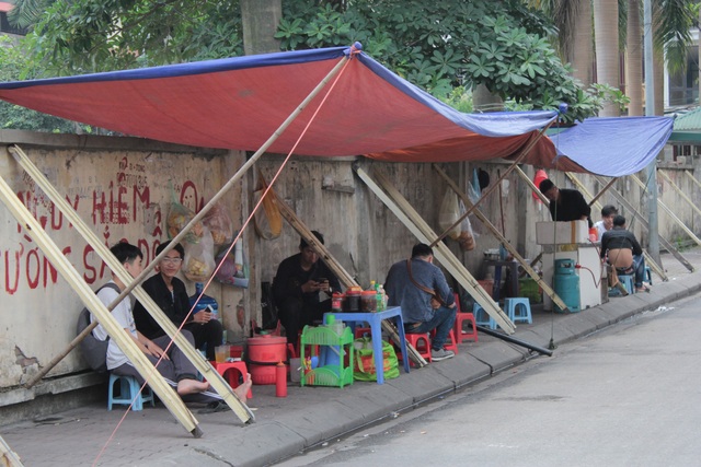 Liều mình ngồi bán hàng dưới bức tường “tử thần” ở Hà Nội - 3 Liều mình ngồi bán hàng dưới bức tường “tử thần” ở Hà Nội - 3