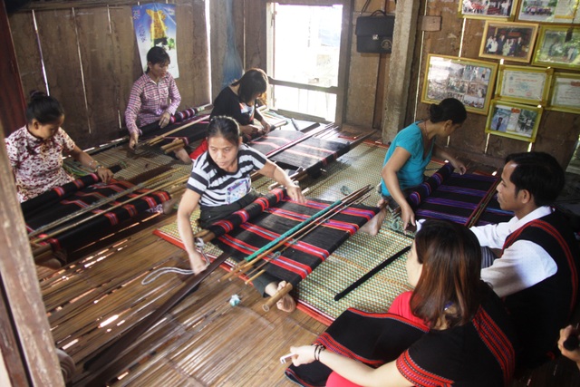 Quảng Trị: Đồng bào Vân Kiều, Pa Kô khôi phục nghề dệt thổ cẩm truyền thống - 2 Quảng Trị: Đồng bào Vân Kiều, Pa Kô khôi phục nghề dệt thổ cẩm truyền thống - 2