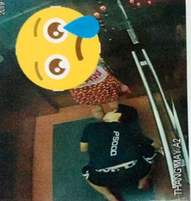 Đã xác định người quỳ ở sàn thang máy nhòm váy phụ nữ - 1 Đã xác định người quỳ ở sàn thang máy nhòm váy phụ nữ - 1