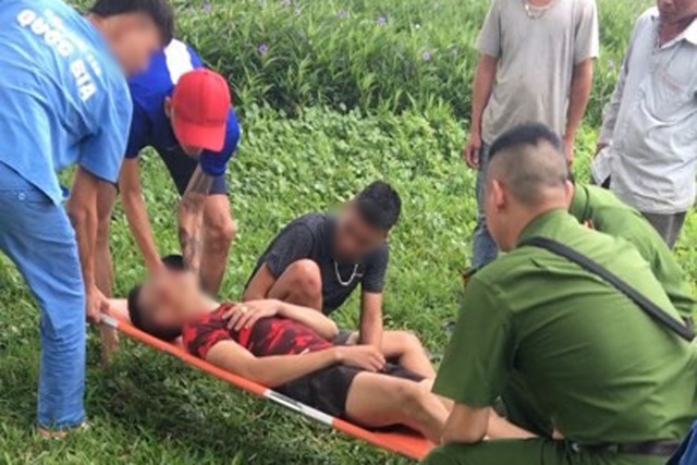 Nhóm thanh niên hỗn chiến, 3 người nhảy cầu bị trọng thương - 1 Nhóm thanh niên hỗn chiến, 3 người nhảy cầu bị trọng thương - 1