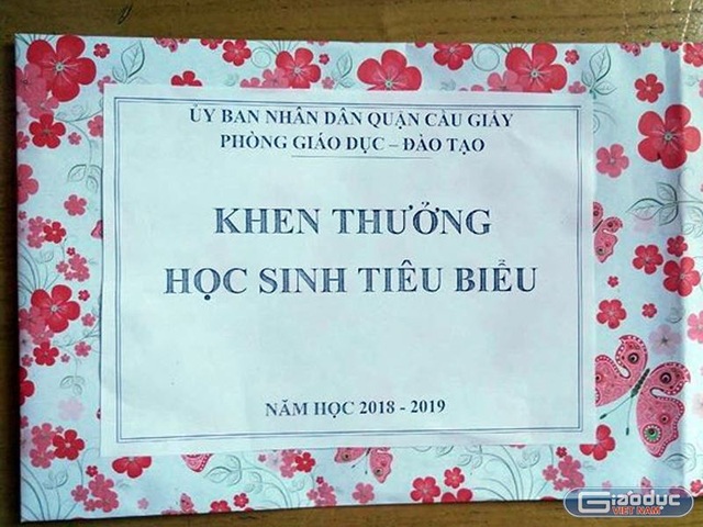 Hà Nội: Học sinh giỏi “sốc” khi lên nhận phần thưởng là... một tờ giấy! - 1 Hà Nội: Học sinh giỏi “sốc” khi lên nhận phần thưởng là... một tờ giấy! - 1