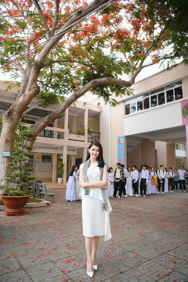 Hoa hậu Thùy Dung đọ dáng cùng Á hậu Thuỳ Dung trên sân trường rợp hoa phượng đỏ - 4 Hoa hậu Thùy Dung đọ dáng cùng Á hậu Thuỳ Dung trên sân trường rợp hoa phượng đỏ - 4