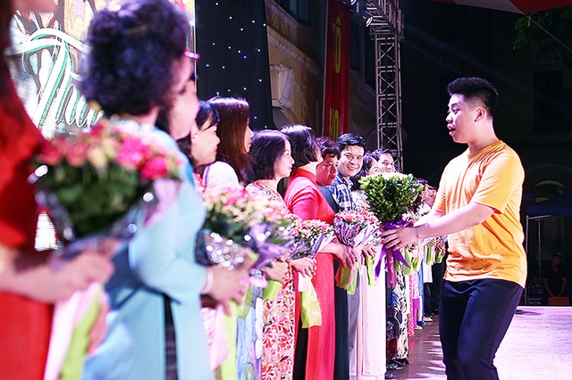 Lễ tri ân xúc động của thầy trò trường Chu Văn An - 6 Lễ tri ân xúc động của thầy trò trường Chu Văn An - 6
