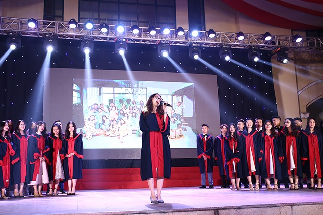 Lễ tri ân xúc động của thầy trò trường Chu Văn An - 7 Lễ tri ân xúc động của thầy trò trường Chu Văn An - 7