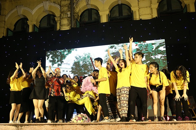 Thầy cô THPT Việt Đức “xì tin” hòa mình cùng học sinh cuối cấp đêm tri ân - 3 Thầy cô THPT Việt Đức “xì tin” hòa mình cùng học sinh cuối cấp đêm tri ân - 3