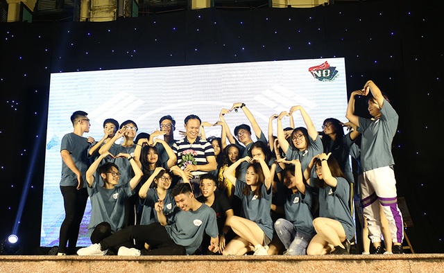Thầy cô THPT Việt Đức “xì tin” hòa mình cùng học sinh cuối cấp đêm tri ân - 5 Thầy cô THPT Việt Đức “xì tin” hòa mình cùng học sinh cuối cấp đêm tri ân - 5