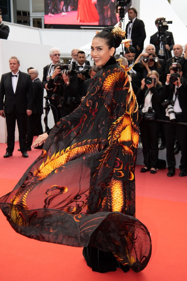 Không nghiện khoe thân, Trương Thị May kín đáo trên thảm đỏ Cannes cùng Leonardo Dicaprio - 2 Không nghiện khoe thân, Trương Thị May kín đáo trên thảm đỏ Cannes cùng Leonardo Dicaprio - 2