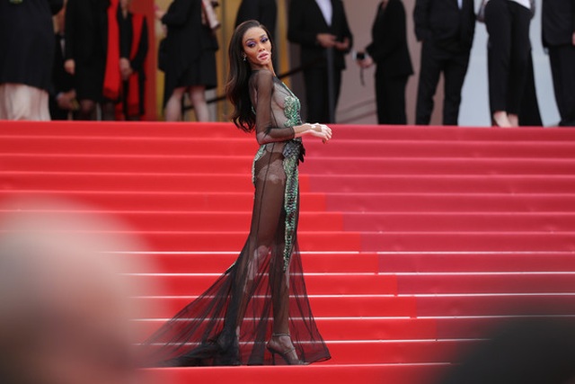 Winnie Harlow sexy với váy xuyên thấu - 8 Winnie Harlow sexy với váy xuyên thấu - 8