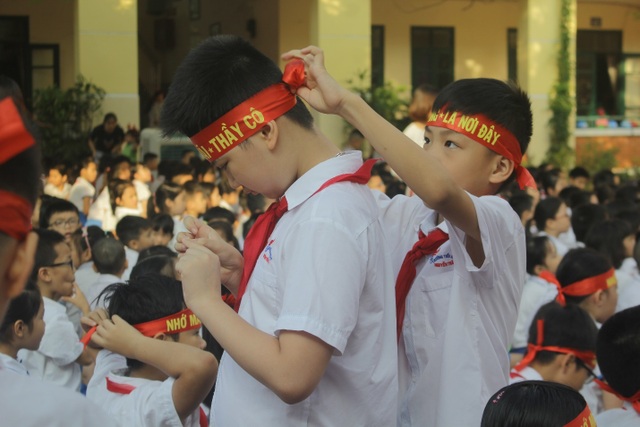Lưu luyến phút chia tay học sinh lớp 5 trường tiểu học Nguyễn Trãi - 4
