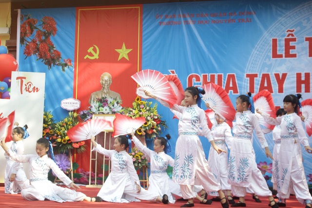 Lưu luyến phút chia tay học sinh lớp 5 trường tiểu học Nguyễn Trãi - 9
