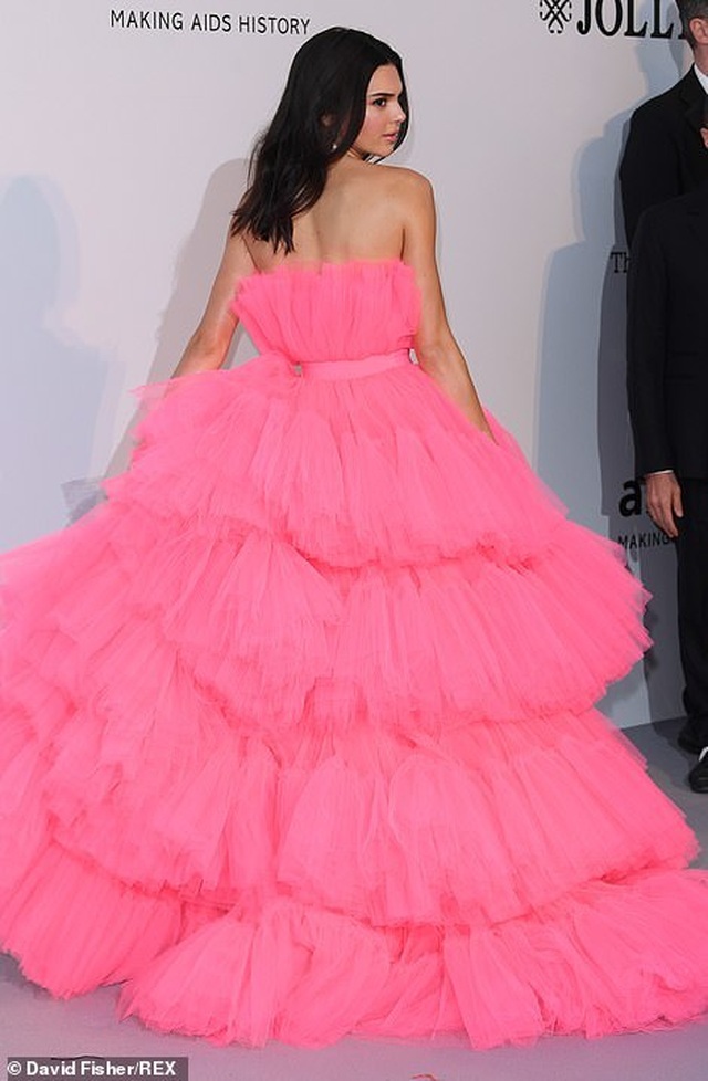 Kendall Jenner đẹp như công chúa với váy hồng - 3