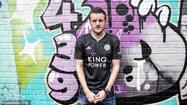 Leicester City ra mắt mẫu áo đấu “màu hường” gây sốc - 3 Leicester City ra mắt mẫu áo đấu “màu hường” gây sốc - 3