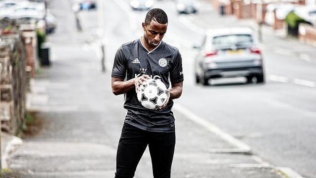 Leicester City ra mắt mẫu áo đấu “màu hường” gây sốc - 4 Leicester City ra mắt mẫu áo đấu “màu hường” gây sốc - 4